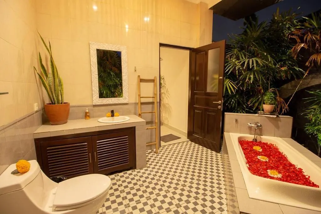Lush Tropical Haven - 10 Minute Walk To Seminyak Beach ヴィラ